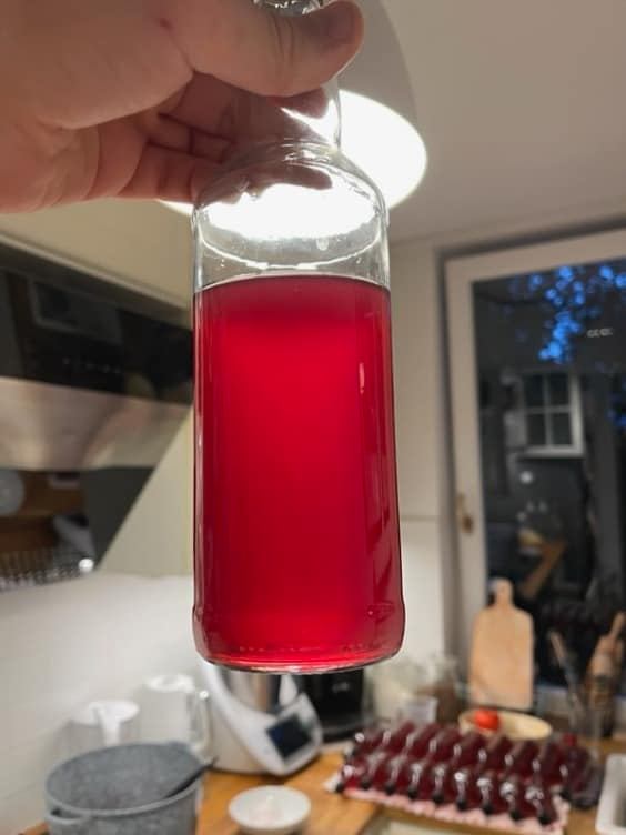 Syrop z płatków róży w szklanej butelce